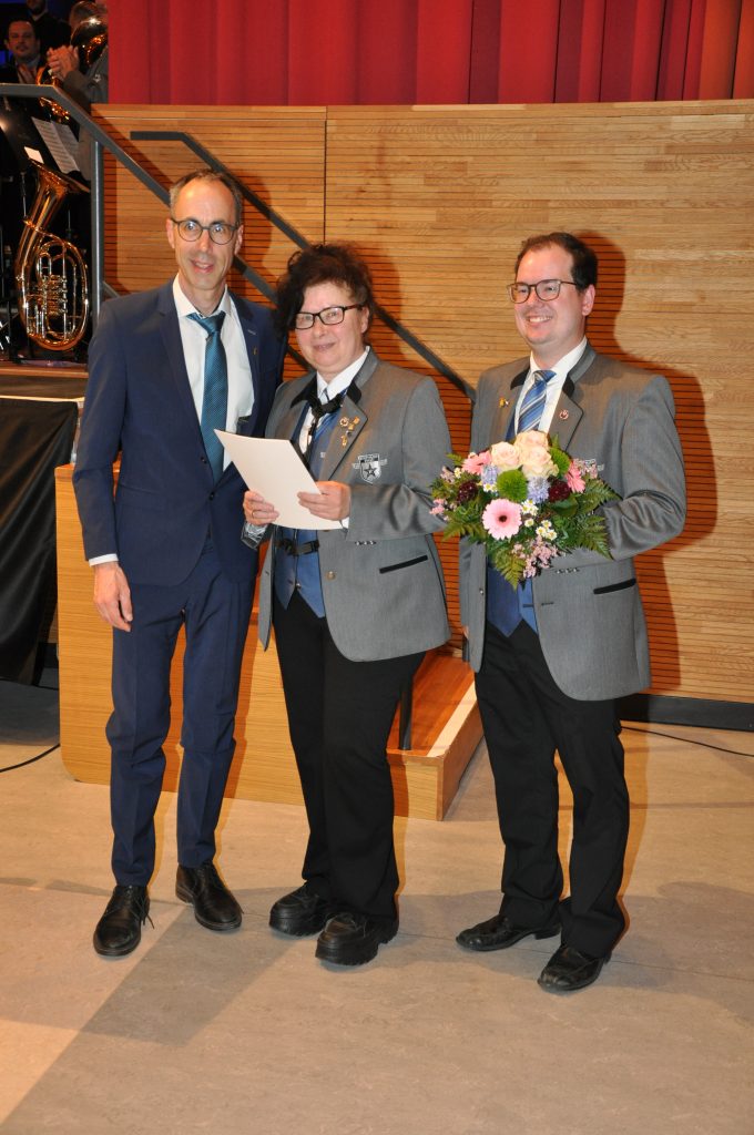 Von links: Bürgermeister Frank Harsch, Susanne Post und der stellvertretende Vorsitzende Felix Heuser. Für ihr jahrzehntelanges ehrenamtliches Engagement für die Stadtmusik Engen wurde Susanne Post mit der Ehrennadel des Landes Baden-Württemberg ausgezeichnet.